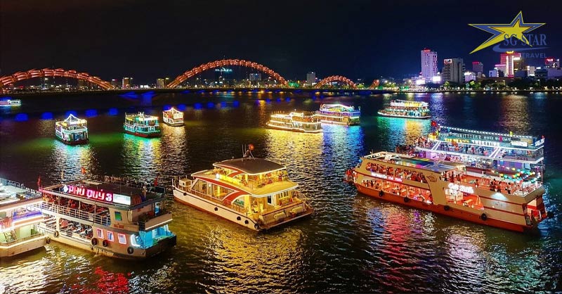 Du ngoạn ngắm cảnh thành phố về đêm cùng du thuyền