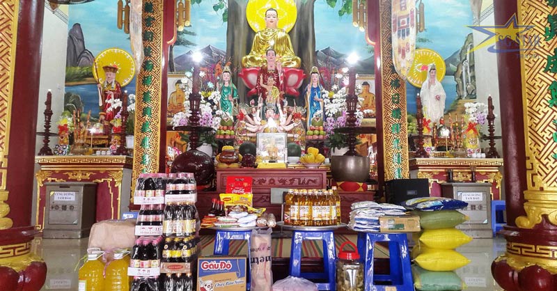 Bên trong Chánh điện thờ Phật Thích Ca và Quan Thế Âm Bồ Tát