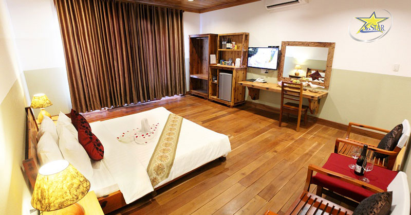1 giường đôi lớn và nội thất sang trong của phòng Luxury hướng biển
