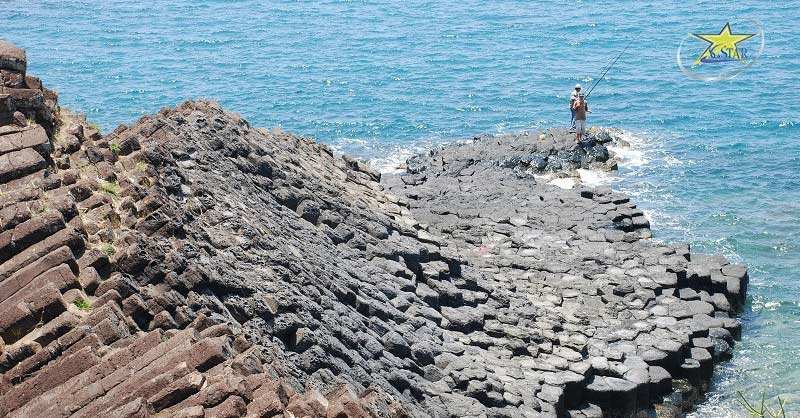 Ghềnh đá dĩa với những tảng đá nhiều hình thù cùng biển trong xanh tạo không khí yên bình khi đến đây