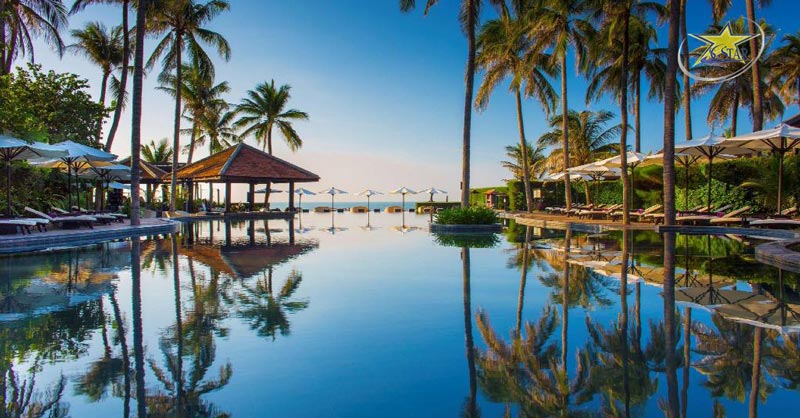 Resort Anantara Mũi Né có hồ bơi với những hàng dừa xung quanh mang lại cảm giác thư thái cho du khách