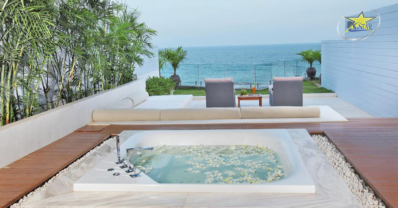 Một góc phòng có bồn tắm hướng biển siêu lãng mạn ở the Cliff resort Mũi Né