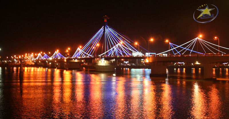 Cầu Sông Hàn Đà Nẵng về đêm với nhiều đèn LED đầy màu sắc