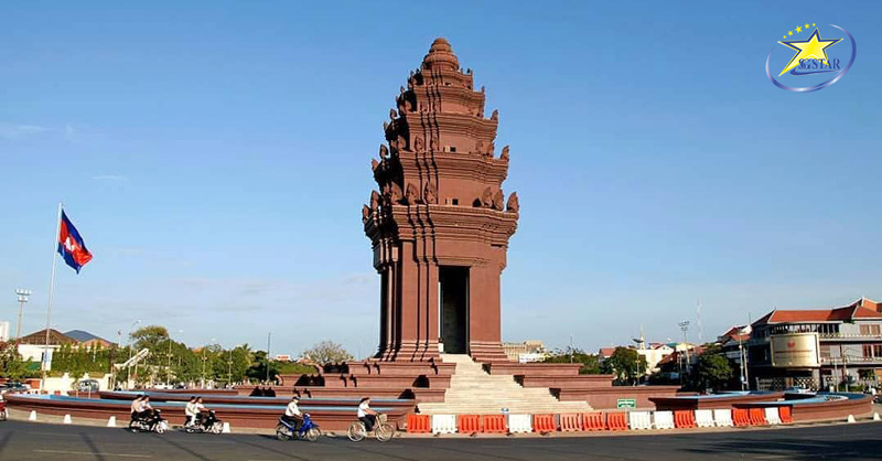 Tượng đài Độc Lập Phnom Penh - tour du lịch Campuchia 2 ngày
