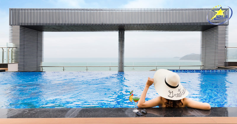 Thư giãn tại bể bơi vô cực ở Astaria Comodo Nha Trang hotel