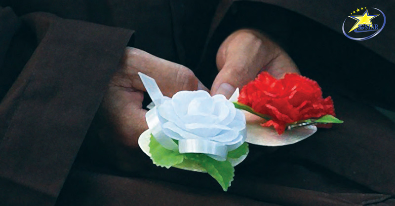 Nghi thức "Bông hồng cài áo" ngày lễ Vu Lan - đây như một cách để những người con bày tỏ lòng biết ơn, sự hiếu kính với cha mẹ.