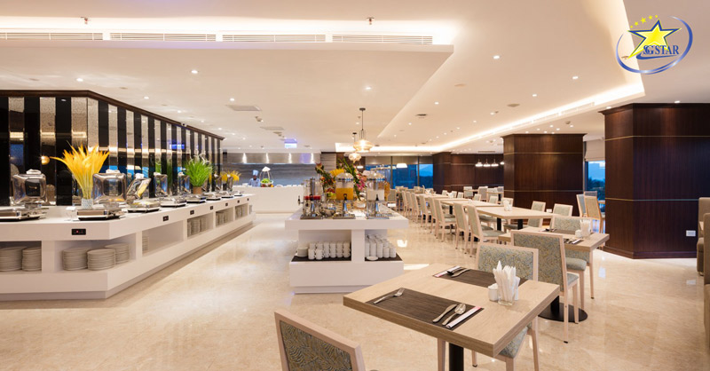 Khu vực nhà hàng rộng rãi, sang trọng tại Khách sạn Comodo Nha Trang