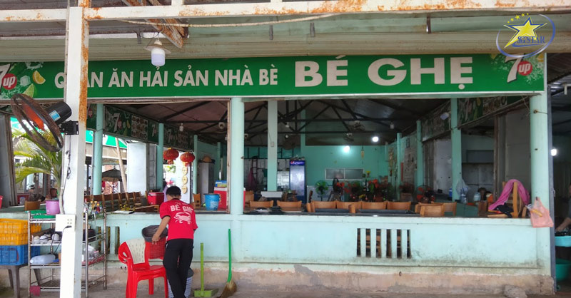 Nhà hàng Bé Ghẹ ở Làng Chài Hàm Ninh