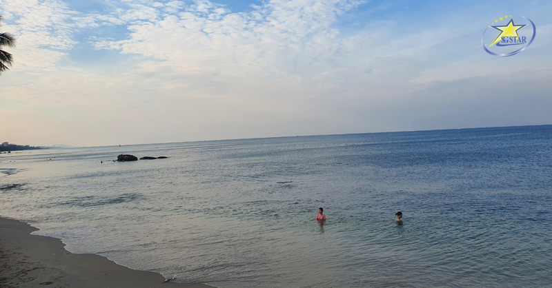 Tắm hoặc dạo biển Hàm Ninh cũng rất thú vị