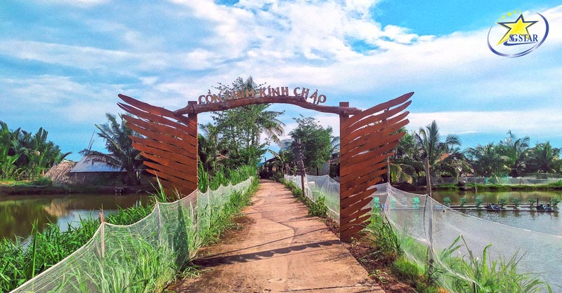 Cổng làng được trang trí bằng chất liệu “cây nhà lá vườn” mang cảm giác thanh bình đến lạ thường