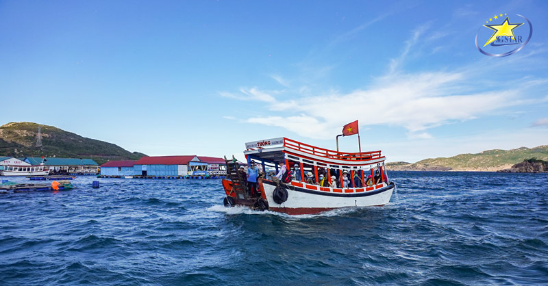 Đi tàu đến đảo Bình Hưng