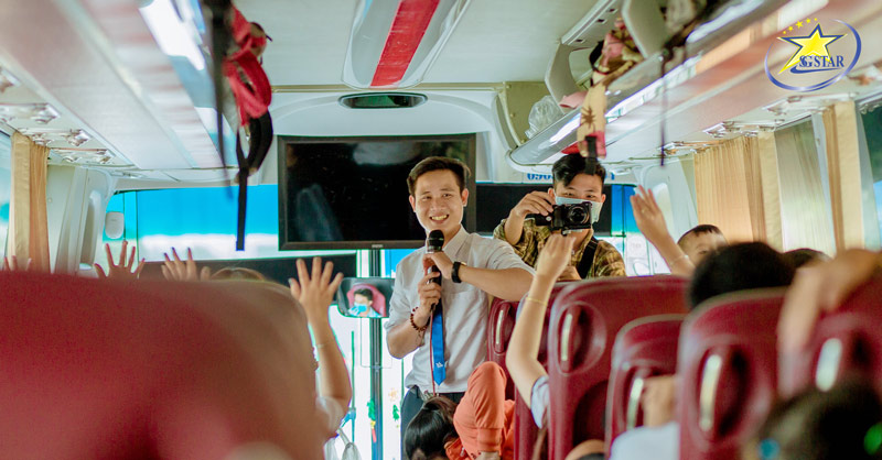 Giao lưu trên xe cùng HDV Saigon Star Travel
