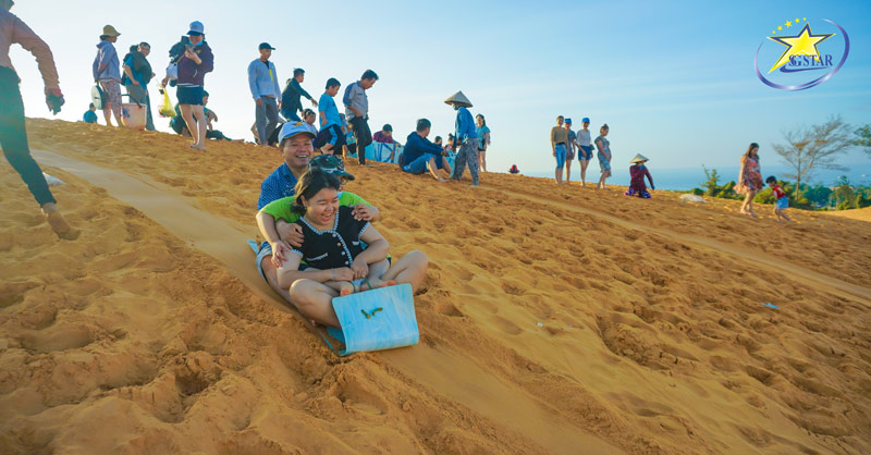 Trượt cát tại Đồi Cát Bay | Du lịch Mũi Né mùa nào đẹp?