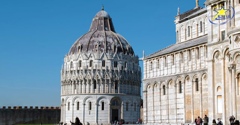 Toà nhà Giáo hội Thánh Giovanni nhìn từ Tháp Nghiêng Pisa