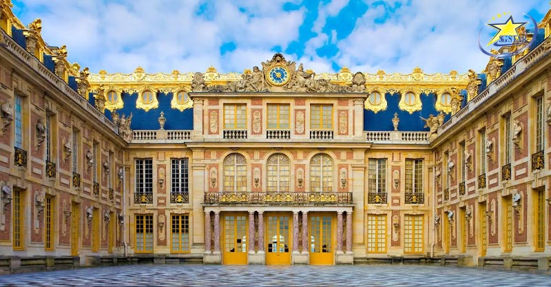 Cung điện Versailles - với thiết kế đối xứng độc đáo nhìn từ bên ngoài. 