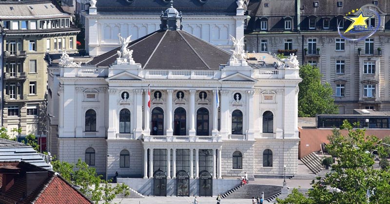 Bên ngoài Nhà hát Opera Zurich – nhà hát opera lớn nhất thế giới