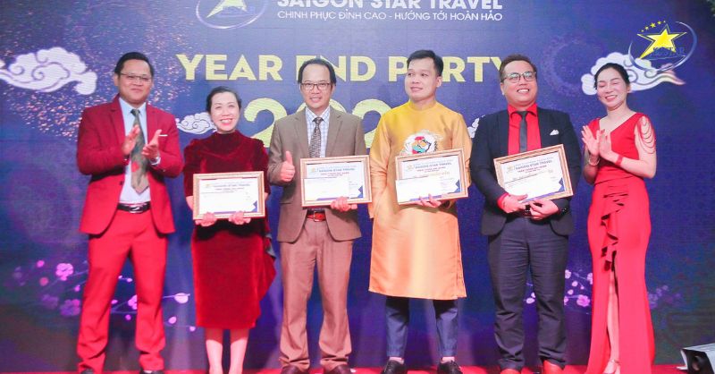 Tuyên khen thưởng các cá nhân hoàn thành tốt nhiệm vụ năm 2023 Saigon Star Travel