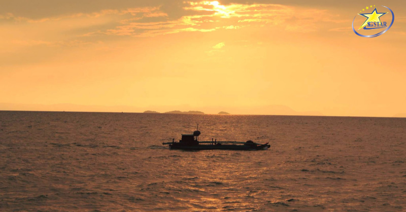 Cảnh hoàng hôn tuyệt đẹp trên biển Ba Động