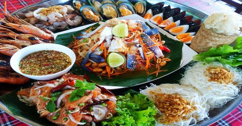 Món nộm đu đủ ăn kèm với các loại hải sản và xôi Lào