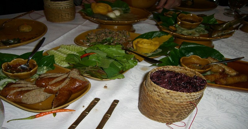 Bàn ăn được bày trí với Xôi Lào