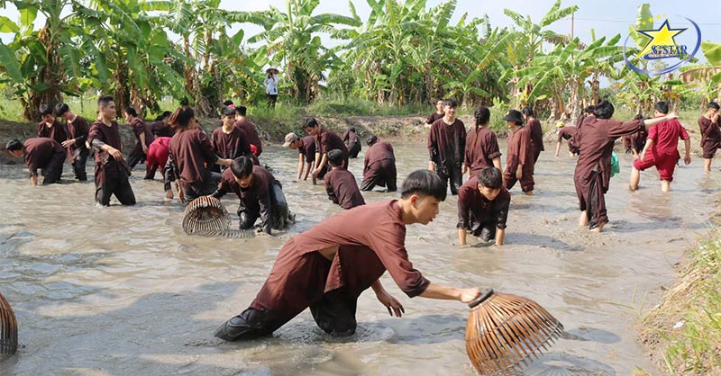 Trải nghiệm tát mương - bắt cá tại KDL Phú Hữu - Hậu Giang