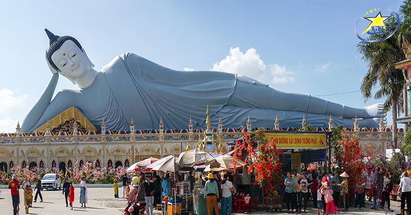 Tượng Phật nằm tại Chùa SomRong