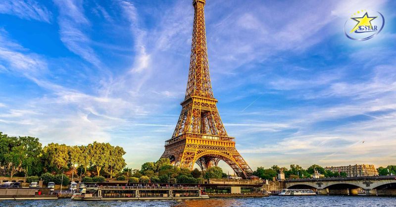 Tháp Eiffel lãng mạn rực sáng một góc trời tại Paris 
