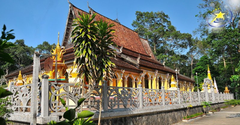 Tham quan chùm hình lưu niệm Chùa Ang và bảo tàng văn hóa dân tộc Khmer