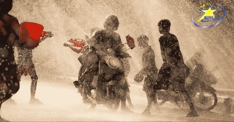 Tết Songkran - Ai ai cũng được “tắm” nước