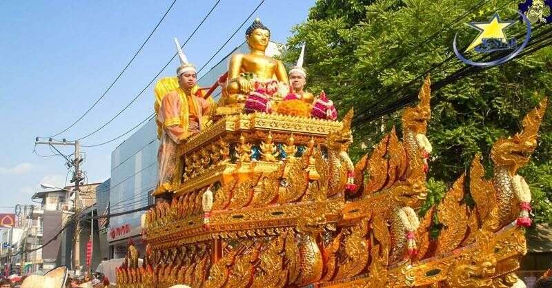 Tượng Phật được mạ vàng được diễu hành qua các con phố ở Chiang Mai