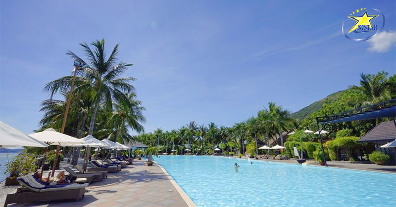 Không gian hồ bơi tại  Diamond Bay Resort & Spa