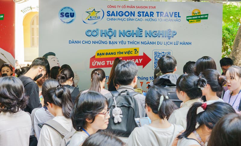 Đông đảo sinh viên quan tâm đến công việc ngành Du lịch tại khu vực Saigon Star