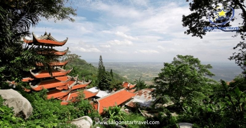 Ngắm nhìn bao quát trên cao khi trekking Núi Tà Cú