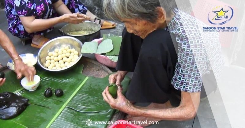 Gói bánh ít lá gai là công đoạn cuối cùng và cũng là công đoạn thú vị nhất