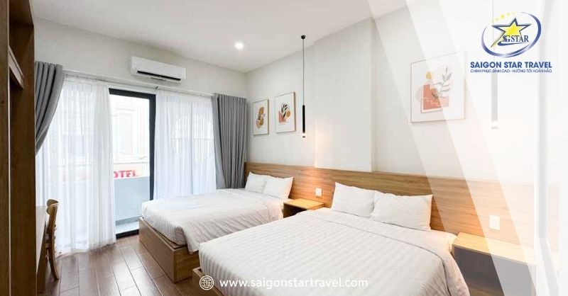 HAKU Home Mini Apartments nổi bật với thiết kế hiện đại, tối giản, sử dụng hai tông màu trắng và gỗ ấm