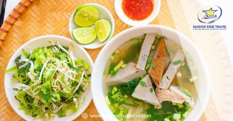 Khi ăn bún cá, bạn có thể kết hợp với các món ăn kèm như chả cá, nem, hoặc các loại rau sống