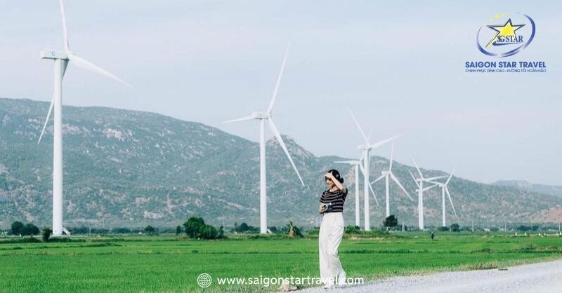 Trang phục thoải mái và dễ chịu là điều kiện cần thiết khi du lịch Quy Nhơn và ghé thăm cánh đồng quạt gió