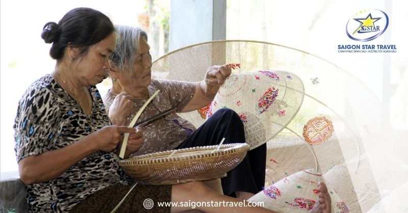 Để tạo ra một chiếc nón ngựa hoàn chỉnh, người thợ phải trải qua nhiều công đoạn tỉ mỉ