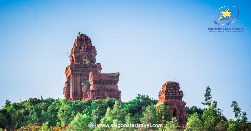 Nằm trên đỉnh đồi, tháp Chính (Kalan) là công trình cao nhất và đồ sộ nhất trong quần thể