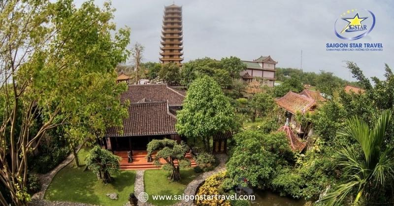 Bao quanh chùa là khung cảnh thiên nhiên yên bình