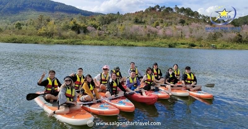 Hoạt động chèo thuyền kayak đầy thú vị tại Happy Hill hồ Tuyền Lâm