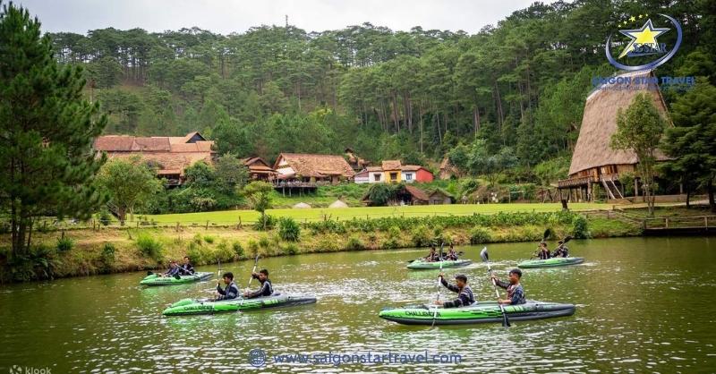 Trải nghiệm chèo bè tại làng Cù Lần