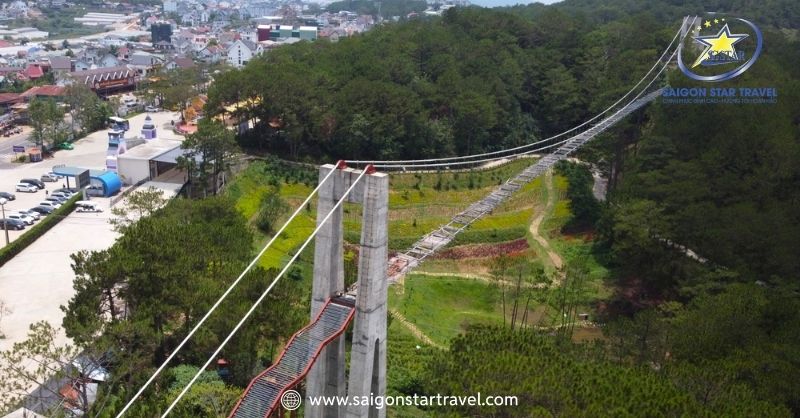 Mỗi bước chân trên cầu kính là một trải nghiệm mới lạ