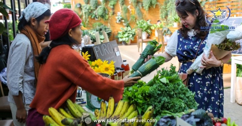 Nên chọn quầy đông khách, hàng hóa sạch sẽ tại chợ rau củ quả ở Đà Lạt 