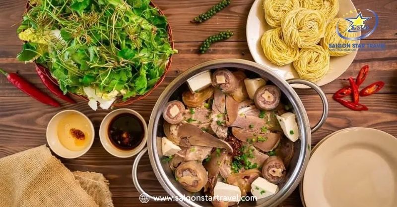 Lẩu bò Ba Toa có nước dùng ngọt thanh do hầm từ xương