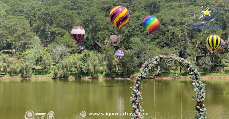 Nếu ghé thăm vào sáng sớm hoặc tối muộn nên mặc ấm