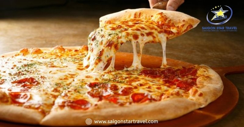 Pizza Đà Lạt nóng hổi, giòn rụm, đậm đà hương vị giữa tiết trời se lạnh