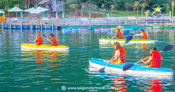  Đua thuyền kayak tại đảo Robinson, trải nghiệm thú vị trong tour đảo Robinson Nha Trang 1 ngày