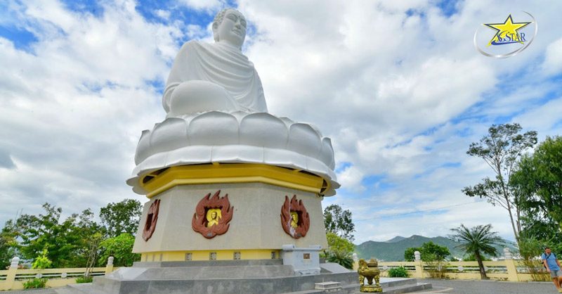 Tượng Phật Trắng tại Chùa Long Sơn
